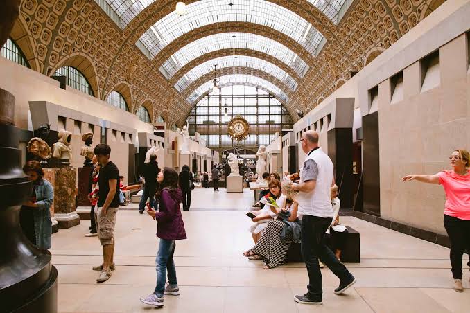 Visiteurs dans l'allée centrale du musée d'Orsay